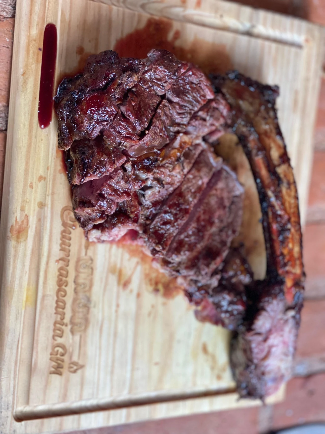 Corte de carne al carbón servido en tabla