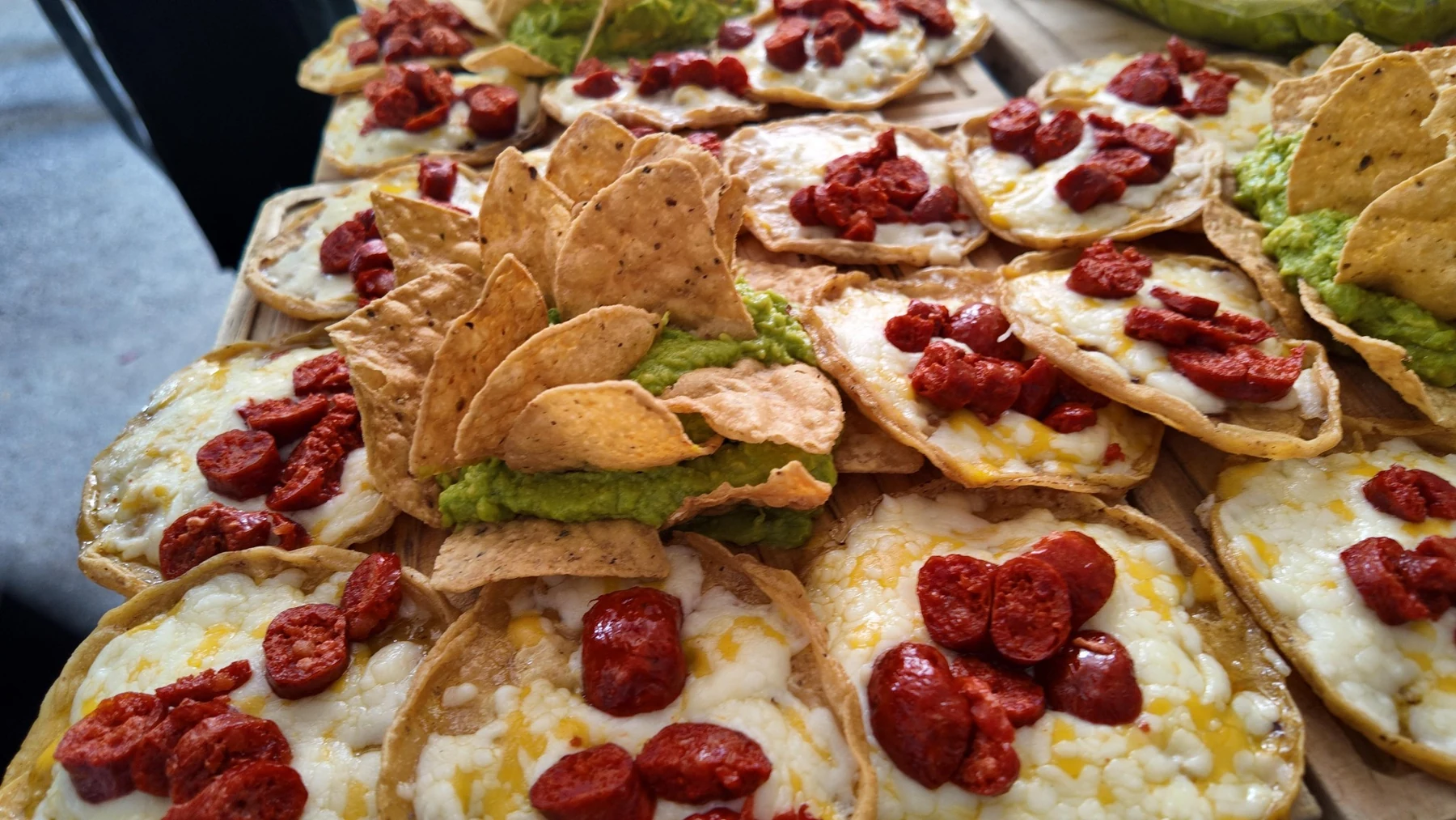 Entradas con guacamole y queso para buffet